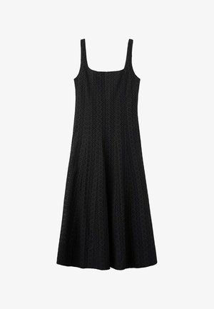 Čierne midi šaty so širokými ramienkami a čipkou s dierkami a kvetinovými výrezmi.