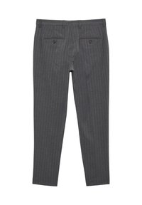 Pantaloni grigi a righe sottili con una vestibilità slim, realizzati in un tessuto testurizzato. Presentano due tasche posteriori con bottoni e un design frontale piatto.