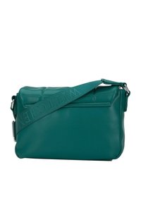 Borsa a tracolla in eco-pelle color teal con una tracolla texturizzata che mostra il nome del marchio. Presenta un compartimento con zip e una forma rettangolare elegante.