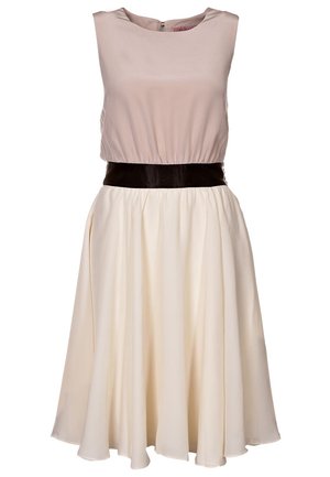 Robe sans manches avec un haut beige, taille cintrée et une jupe crème fluide. Elle possède une ceinture en satin noir et une fermeture éclair dans le dos.