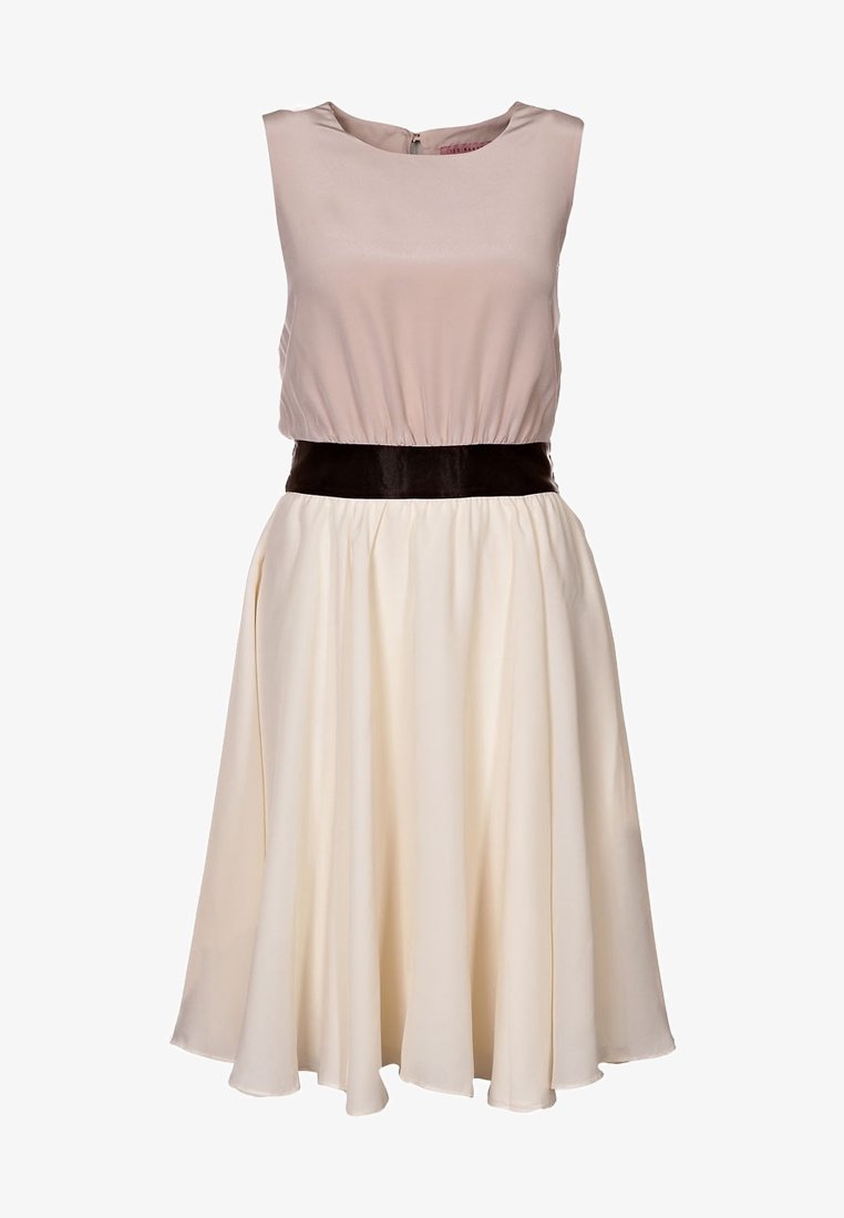 Robe sans manches avec un haut beige, taille cintrée et une jupe crème fluide. Elle possède une ceinture en satin noir et une fermeture éclair dans le dos.