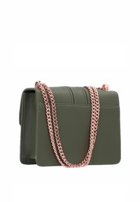 Bolso de mano de imitación piel en verde oliva con una forma estructurada, que presenta un acabado texturizado y una correa en cadena de oro rosa.