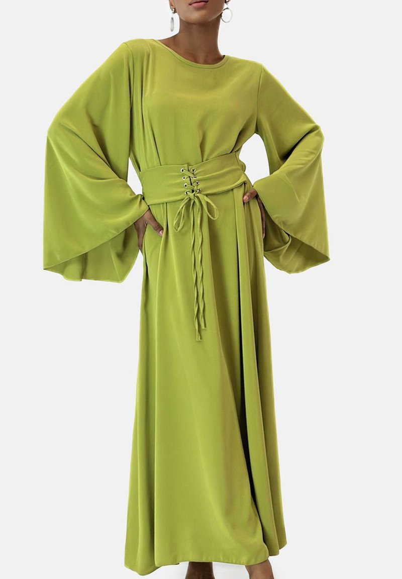 Langes, fließendes Kleid in Limettengrün aus leichtem Stoff, mit weiten Glockenärmeln und einem taillierten Gürtel mit Schnürdetail.