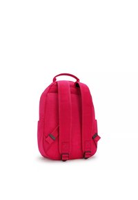 Zaino rosa con spallacci imbottiti, una maniglia superiore e una texture di tessuto liscia. Presenta due tasche laterali e una forma elegante e arrotondata.