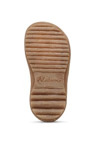 Gumowa podeszwa buta, w kolorze brązowym, z teksturą zawierającą poziome rowki i wypukłości. Zawiera logo marki oraz oznaczenie rozmiaru. Ogólny kształt zaokrąglony.