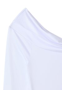 Top bianco a spalle scoperte realizzato in tessuto morbido con scollatura drappeggiata. Presenta cuciture sulle spalle e sul lato, creando una vestibilità ampia.