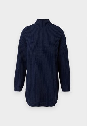 Tmavě modrý oversized svetr s vysokým límcem, žebrovanou strukturou a spadlými švy na ramenou. Dlouhé, přiléhavé rukávy a boční rozparky na lemu.