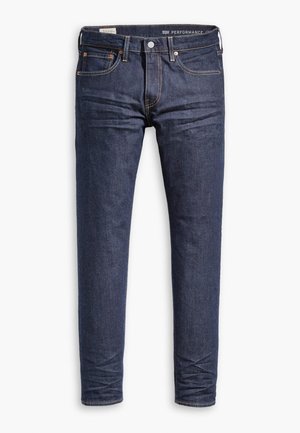 Donkerblauwe slim-fit Levi's Performance spijkerbroek met vijf zakken en zichtbare stiksels op een witte achtergrond.