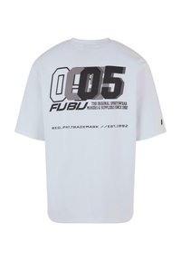 Balts kokvilnas T-krekls ar lielu melnu un pelēku grafiku uz aizmugures, kurā attēlots "FUBU," "05" un teksts ar norādi, ka tas ir izstrādāts kopš 1992. gada.