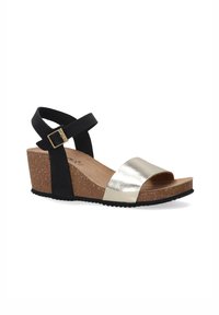 Sort og guld kile sandal med korksål, justerbar ankelrem og en metallisk guld tåsnor. Tekstureret sort stof og flad gummisål.