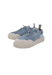 Sneaker in camoscio blu con suola in gomma beige a contrasto, dettagli testurizzati e lacci piatti; presenta un piccolo tassello alla tomaia sul tallone.