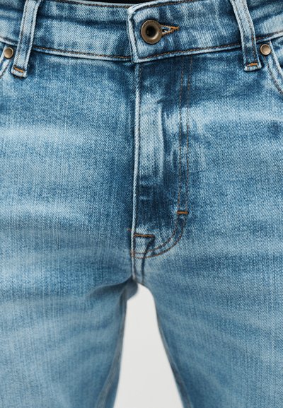 Ανοιχτό μπλε τζιν παντελόνι με ψηλή μέση, διαθέτει κλεισίμα με κουμπιά και αντίθετο γαζί. Το ύφασμα έχει ελαφριά υφή και ξεθωριασμένο σχέδιο.