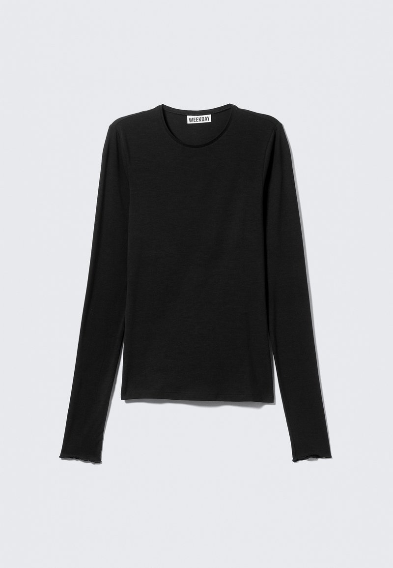 Maglietta nera a maniche lunghe realizzata in tessuto morbido. Presenta una scollatura tonda e polsini leggermente sfrangiati, con una vestibilità comoda e un design minimalista.