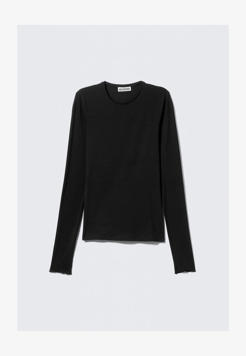 Maglietta nera a maniche lunghe realizzata in tessuto morbido. Presenta una scollatura tonda e polsini leggermente sfrangiati, con una vestibilità comoda e un design minimalista.