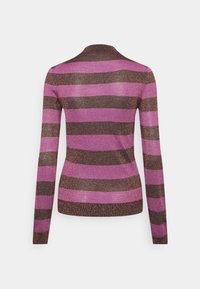 Długi rękaw bluzki w poziome purpurowe i brązowe paski, z błyszczącą fakturą i dopasowanym krojem. Widok z tyłu pokazuje okrągły dekolt.