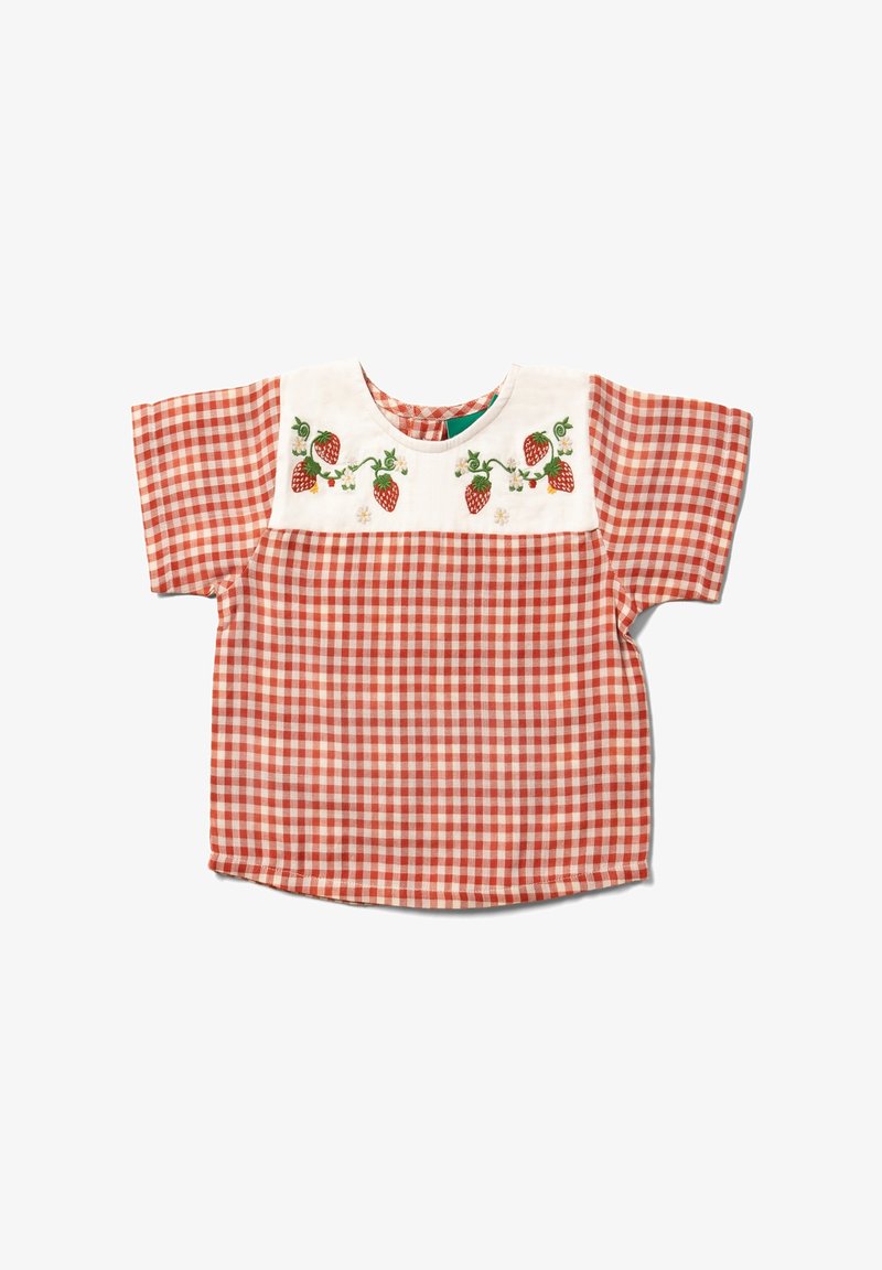 Kurzarmhemd im rot-weißen Karomuster mit einem weißen gestickten Erdbeerdesign auf dem Schulterriegel. Weicher Baumwollstoff, runder Halsausschnitt.