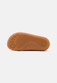 Sole obuvi Freddo Barefoot, hnedá guma s textúrovaným gripom, s vyvýšenými detailmi odtlačkov chodidiel a logom značky. Zakrivený tvar s flexibilným dizajnom.