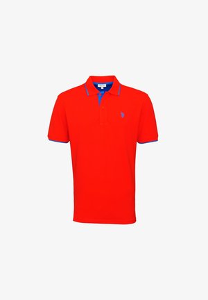 Červené polo tričko vyrobené z měkké tkaniny, s modrým límečkem a lemováním, dvěma knoflíky na krku a malým modrým logem na levé části hrudi.