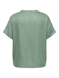 Chemise en lin vert clair à manches courtes, coupe décontractée et petit col, vue de dos.
