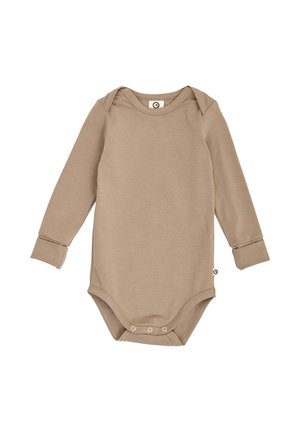 Beige langærmet babybody med konvolut-halsudskæring og trykknapper i skridtet, lagt fladt på en hvid baggrund.