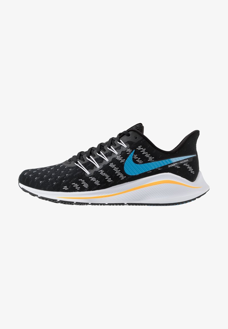Scarpa da ginnastica nera con il logo Nike in blu, lacci bianchi e una parte superiore testurizzata. La suola presenta un design giallo e bianco per un tocco di originalità.
