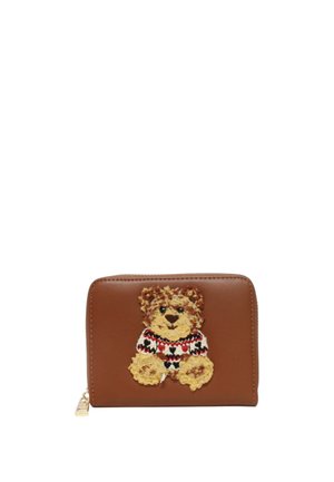 Portafoglio in pelle marrone con un orsetto con texture che indossa un maglione a motivo ricamato sul davanti e una cerniera dorata sul lato.
