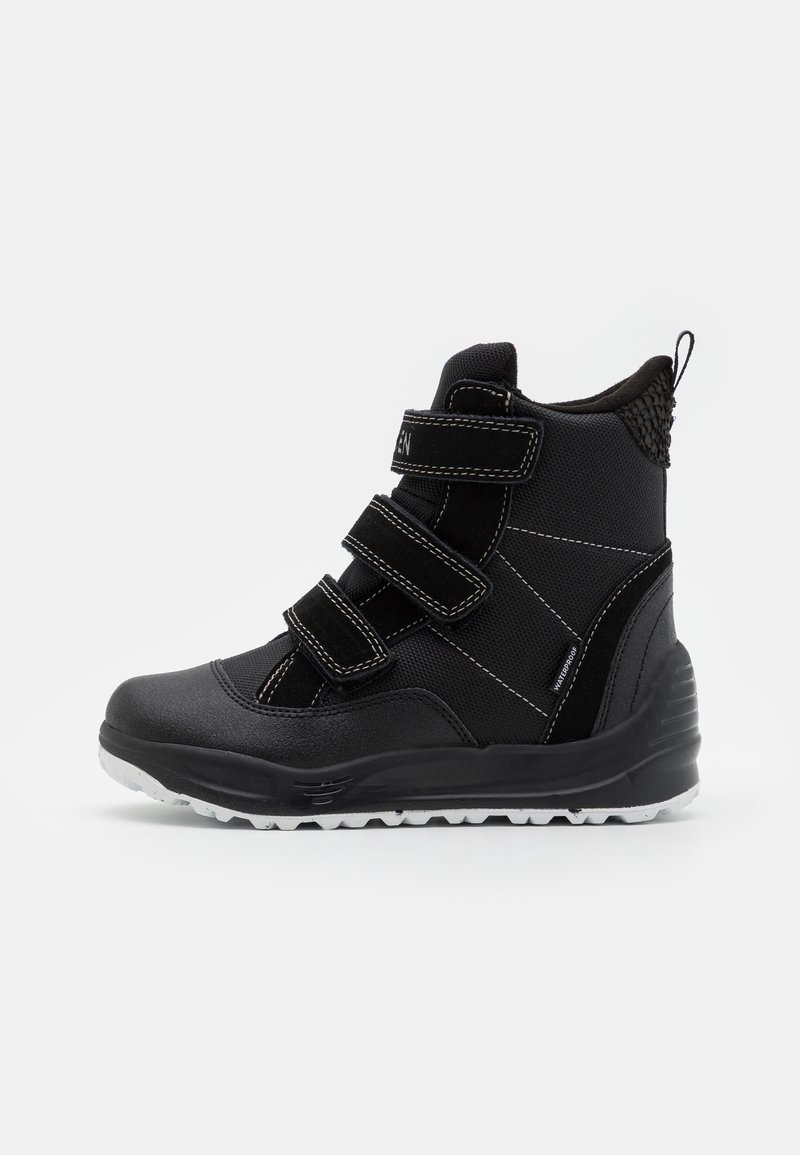 Scarpe nere alte con tre cinghie in velcro, una tomaia testurizzata e una suola in gomma bianca robusta per aderenza e durata.