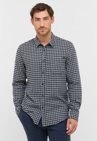 Heren overhemd met lange mouwen in marineblauw en een crèmekleurig geruit patroon, met een button-down kraag en voorzak, gemaakt van gestructureerde stof.