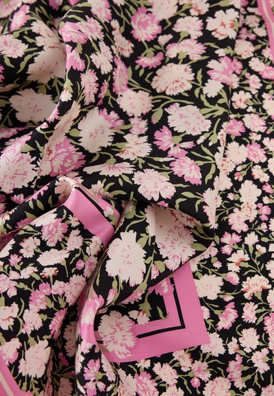 Μαύρο ύφασμα με πυκνό ροζ και λευκό ανθισμένο μοτίβο και φύλλα ελιάς, με ροζ περίγραμμα στην άκρη, εμφανιζόμενο με πτυχώσεις και ζάρες.