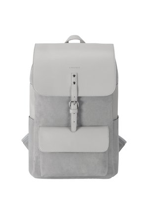 Grauer Rucksack aus glattem Leder und weichem Cordstoff, mit Klappenverschluss, verstellbaren Trägern und Fronttasche mit Schnalle.