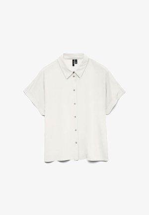 Wit overhemd met korte mouwen, knoopsluiting en kraag, plat uitgestald op een witte achtergrond.