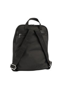Mochila negra con correas ajustables, bolsillo con cremallera, material de nailon suave, forma rectangular y diseño minimalista.