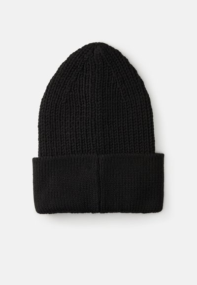 Sort strikket hue med ribbet tekstur, der har en foldet kant. Designet er enkelt og tætsiddende, velegnet til forskellige hovedstørrelser.
