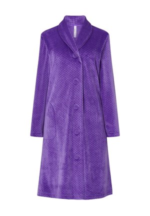 Bata de fleece morada con un patrón texturizado y con bultos. Cuenta con un cuello de chal, mangas largas, seis botones y dos bolsillos laterales.