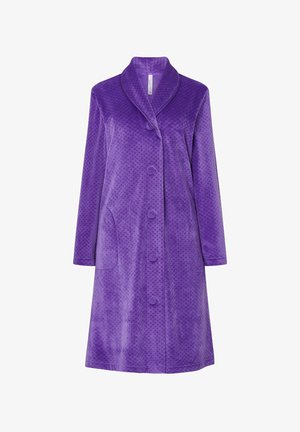 Bata de fleece morada con un patrón texturizado y con bultos. Cuenta con un cuello de chal, mangas largas, seis botones y dos bolsillos laterales.