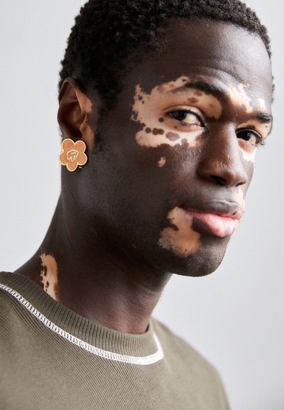 IN GOLD WE TRUST PARIS® LARGE FLOWER CLIP EARRING UNISEX - Boucles d'oreilles - gold-coloured