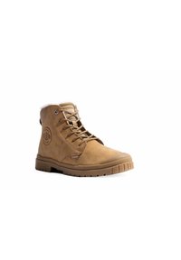 Stivale alla caviglia marrone con lacci, realizzato in suede con suola in gomma, dotato di punta arrotondata, collo imbottito e un logo circolare sul lato.