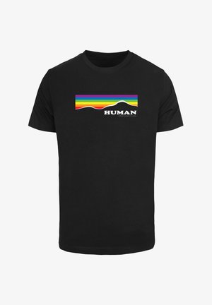 T-shirt noir en coton avec un design à rayures horizontales arc-en-ciel et le texte "Mois de la Fierté Humaine 2024" en blanc.