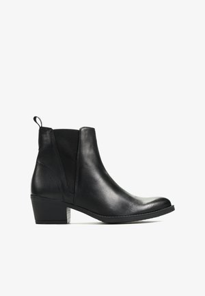 Czarny skórzany botek za kostkę z niskim obcasem typu klockowego, elastycznymi panelami po bokach i pętelką z tyłu.