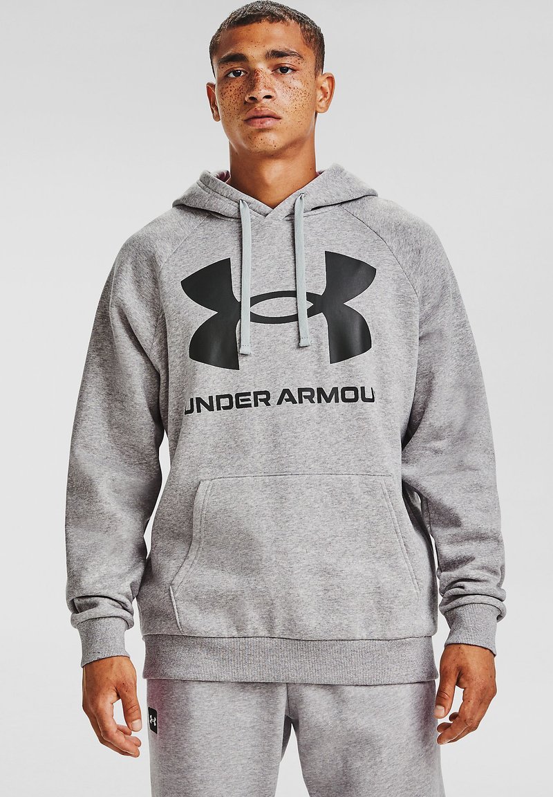 Felpa con cappuccio grigia realizzata in tessuto morbido, dotata di tasca a marsupio, con un grande logo nero Under Armour sul petto e con cordini a contrasto.