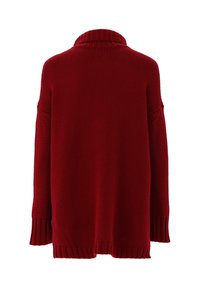 Übergroßer roter Strickpullover mit hohem Kragen und überschnittenen Schultern. Strukturierter Stoff mit Rippenmuster an den Ärmeln und dem Saum.