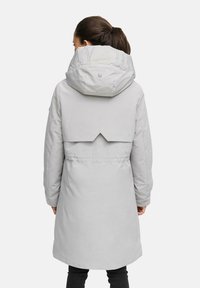 Grå lang frakke med en struktureret hætte, der har et split bagdesign og talje. Glat tekstur, minimalistisk stil og diskret branding.