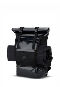 Fekete, feltekerhető hátizsák fényes és texturált anyagból, állítható csatokkla, több rekesszel és stílusos, modern dizájnnal.