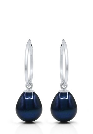 Boucles d'oreilles créoles en argent ornées de pendentifs en perle en forme de goutte d'eau de couleur bleu foncé suspendus à chaque créole.