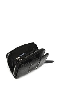 Sort læderpung med sølvnitter, lynlåslukning, flere rum, struktureret overflade, mærkeinteriør og kortlommer.