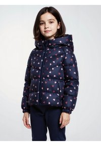 Marineblauer Puffer-Jacke mit pinken Herzmustern, Reißverschluss vorne, Kapuze und elastischen Bündchen; verfügt über ein gestepptes Design für Isolation und Komfort.