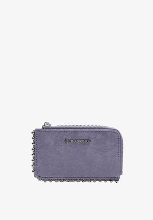 Vijolična usnjena denarnica z zadrgo, z robom okrašenim s studenci in kovinsko logotipom. Gladka tekstura in pravokotna oblika.