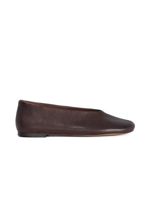 Chaussure plate en cuir brun foncé avec bout carré arrondi et petit talon, vue de profil sur fond blanc.