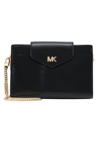 Černá kožená peněženka se zlatým logem MK, s klopovým uzávěrem a odnímatelným zlatým řetízkovým popruhem. Texturovaný povrch a hladké akcenty.