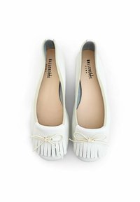 Ballerine in pelle bianca con finitura testurizzata, punta arrotondata e dettaglio a fiocco frontalmente. Sottopiedi morbidi e bordi flessibili.